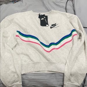 I am selling this brand new Nike pullover.